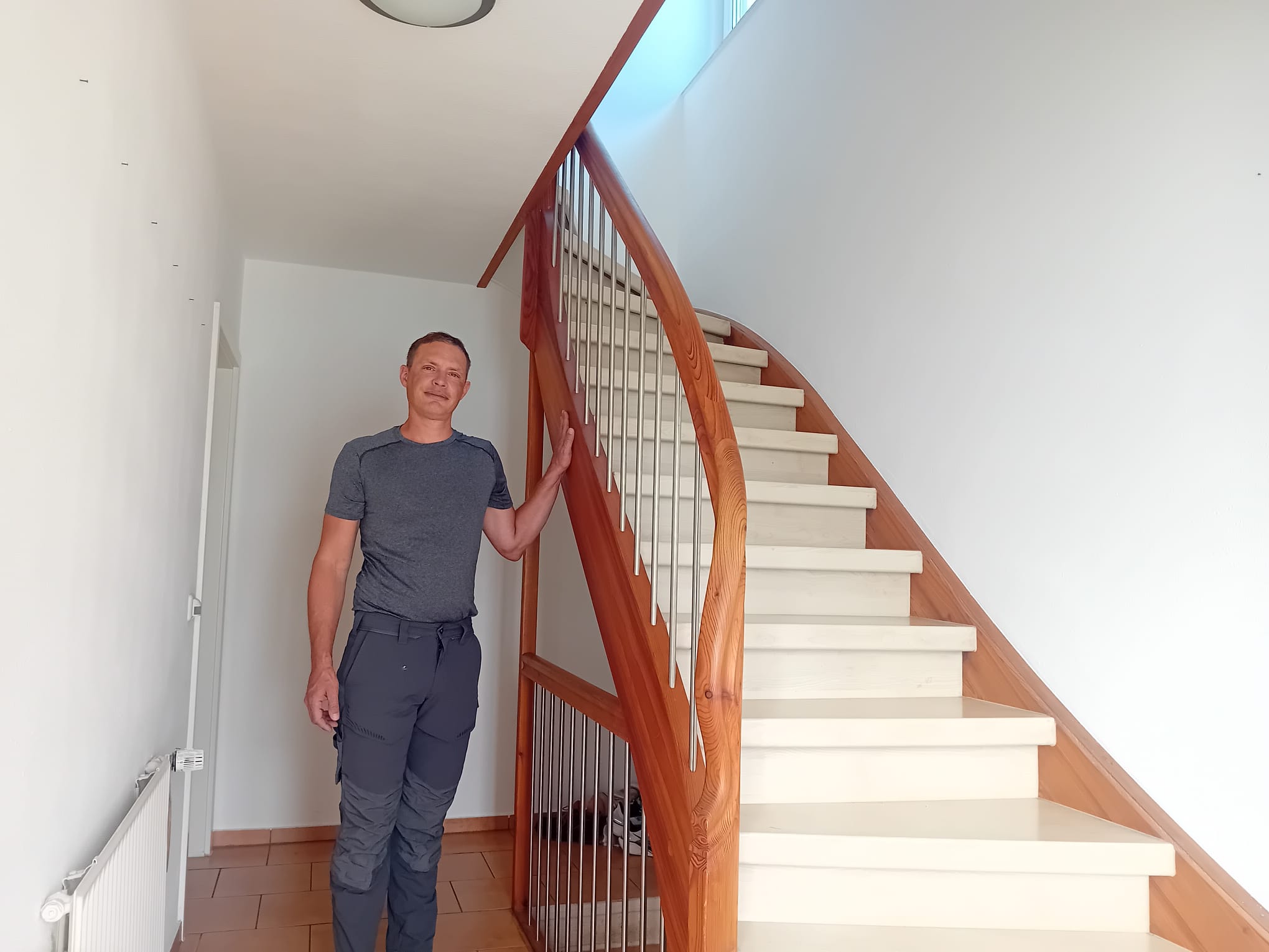 Tobias Pfiffner im Arbeitsumfeld an einer Treppe